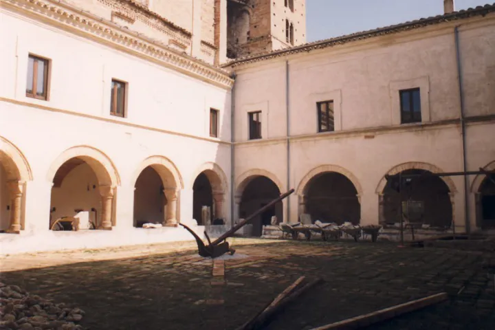 Loreto Aprutino: chiostro (5 di 11)