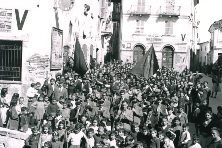 Corteo festivo del 1946 in Piazza Mazzini