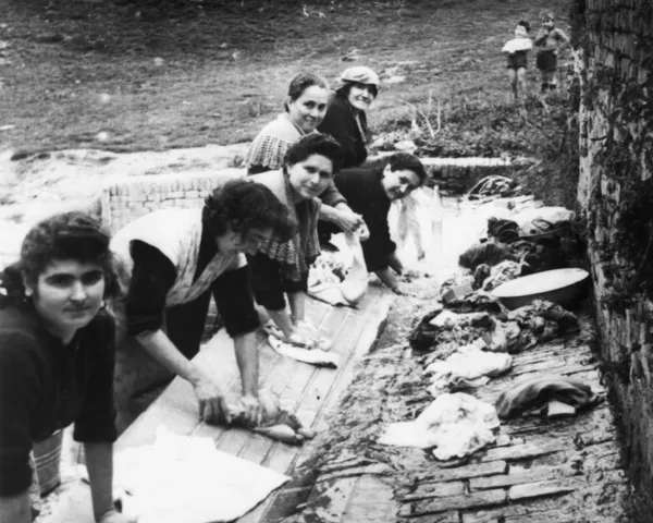 donne alla fonte, anni '60