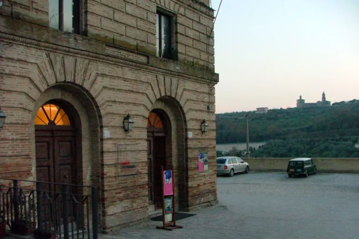 Il teatro comunale: facciata teatro (11 di 14)