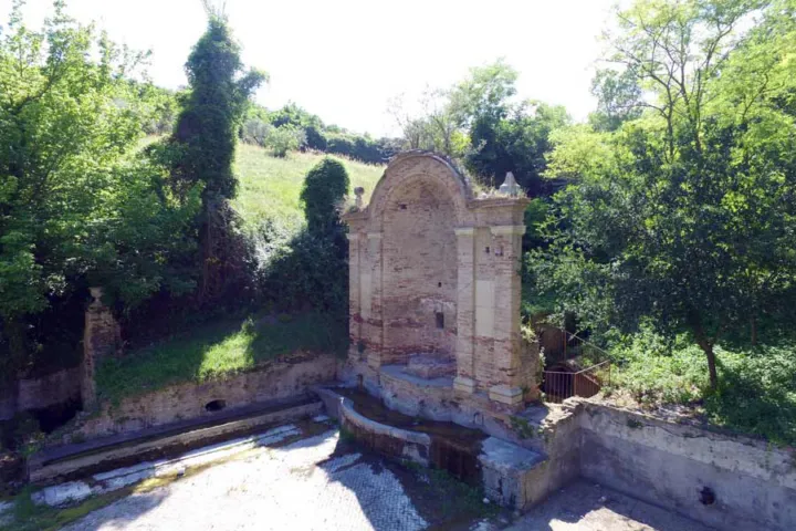 Loreto Aprutino: fontana grande (3 di 11)