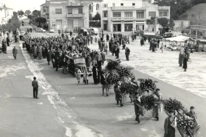 funerale Marino Di Carlo, P.zza Garibaldi, gennaio 1959