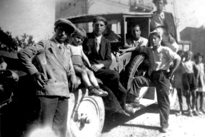 gruppo amici su una macchina