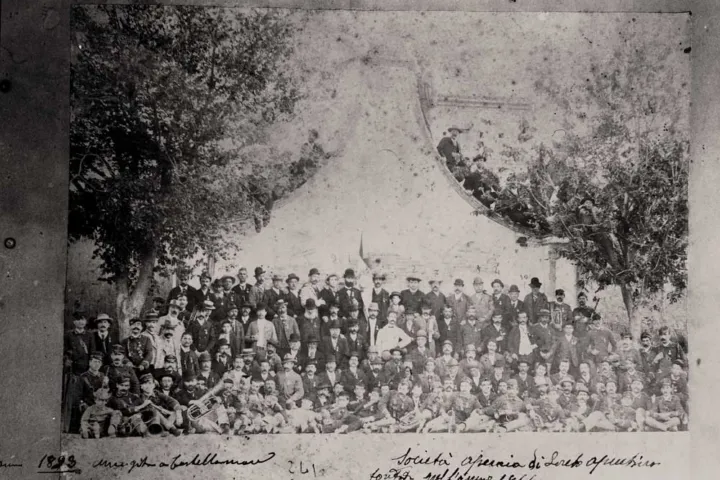Società operaia in partenza per Castellamare, Loreto Aprutino Largo S. Nicola, anno 1893